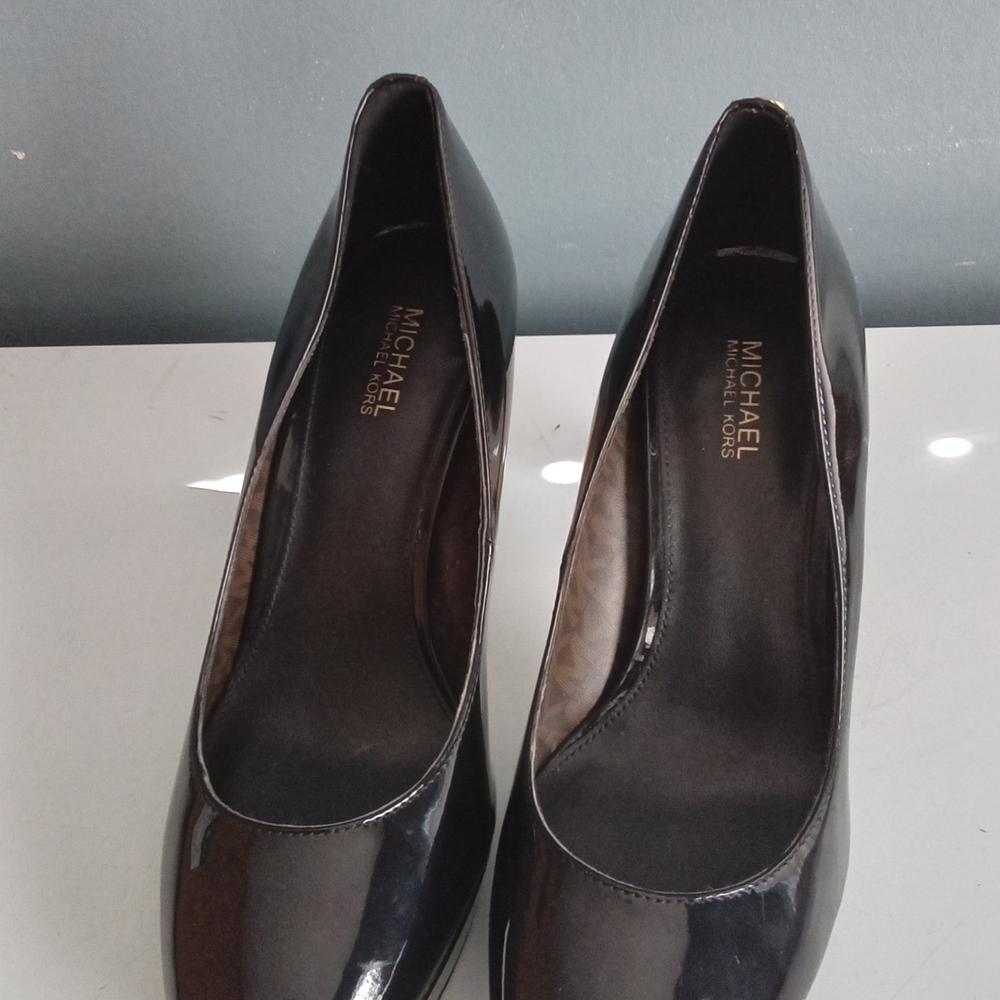 Michael Kors Black Patent Leather Platform Pump Round Toe Gold MK Logo Heel 8.5M